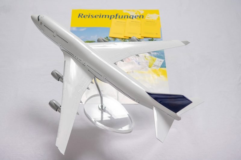 Flugzeug (Modell) vor Informationen zu Reiseimpfungen